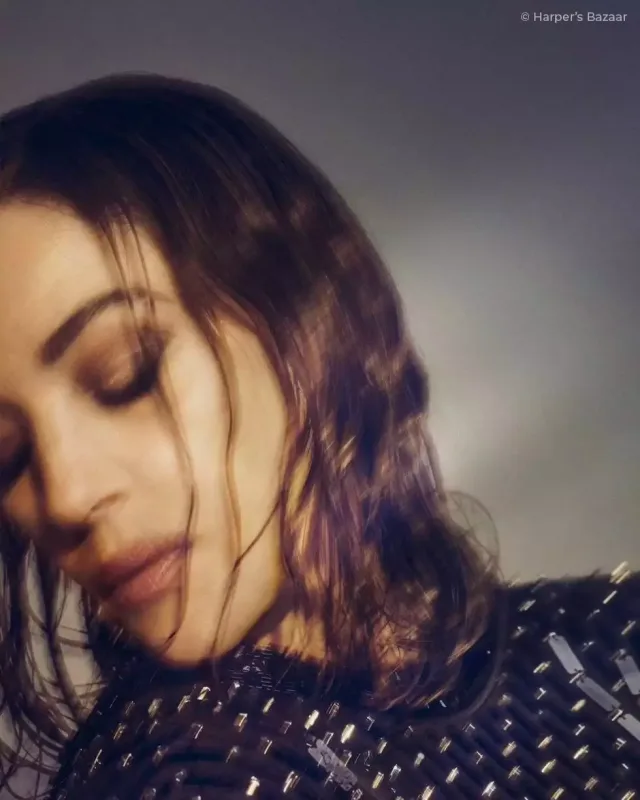 58 yaşlı Monika məşhur jurnalın üz qabığında