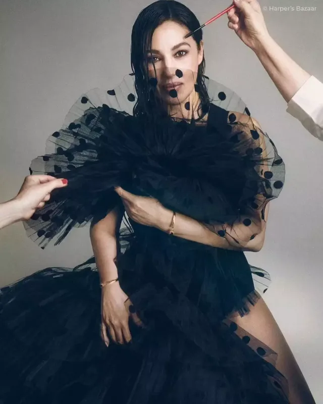 58 yaşlı Monika məşhur jurnalın üz qabığında