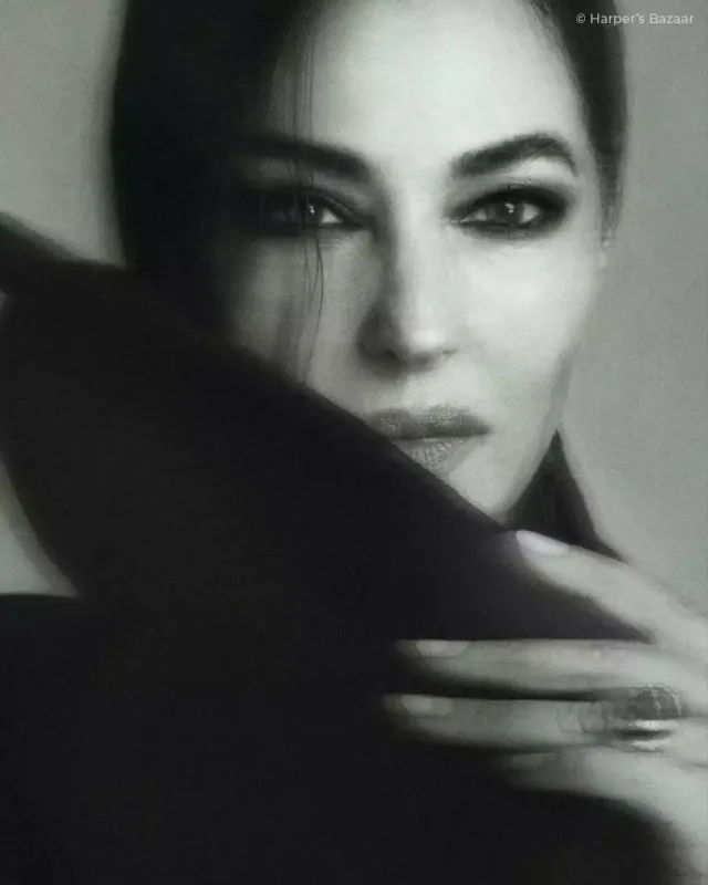 58 yaşlı Monika məşhur jurnalın üz qabığında