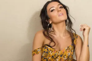 Dilarədən bikinili fotolar: "Başqaları kimi..."