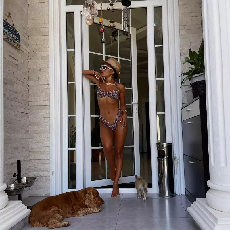 Dilarədən bikinili fotolar: "Başqaları kimi..."