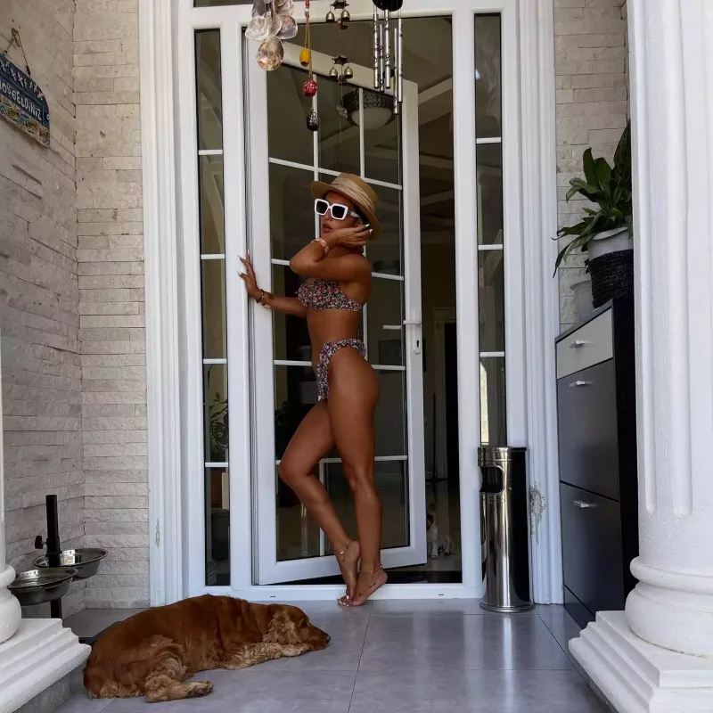 Dilarədən bikinili fotolar: "Başqaları kimi..."