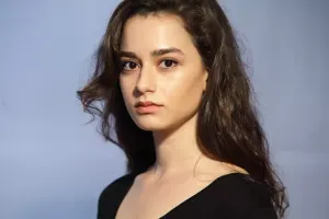 Məşhur aktrisa yerə çırpıldı