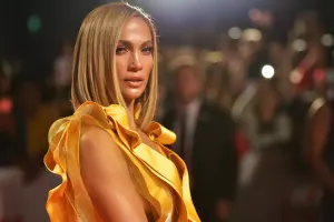 Həyat yoldaşını dodaq-dodağa olan foto ilə təbrik etdi