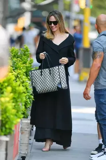 26 dərəcə istidə palto ilə gəzintiyə çıxdı