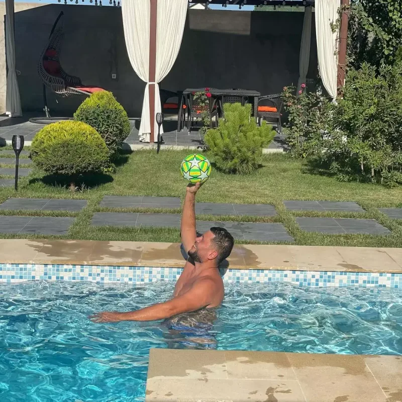 Zaur hovuzdan fotolarını paylaşdı