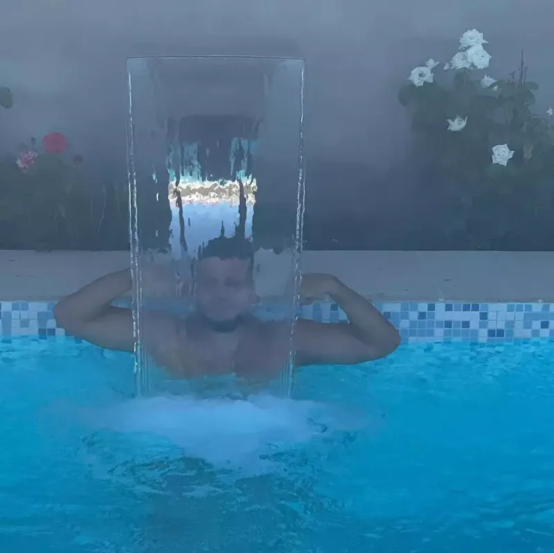 Zaur hovuzdan fotolarını paylaşdı