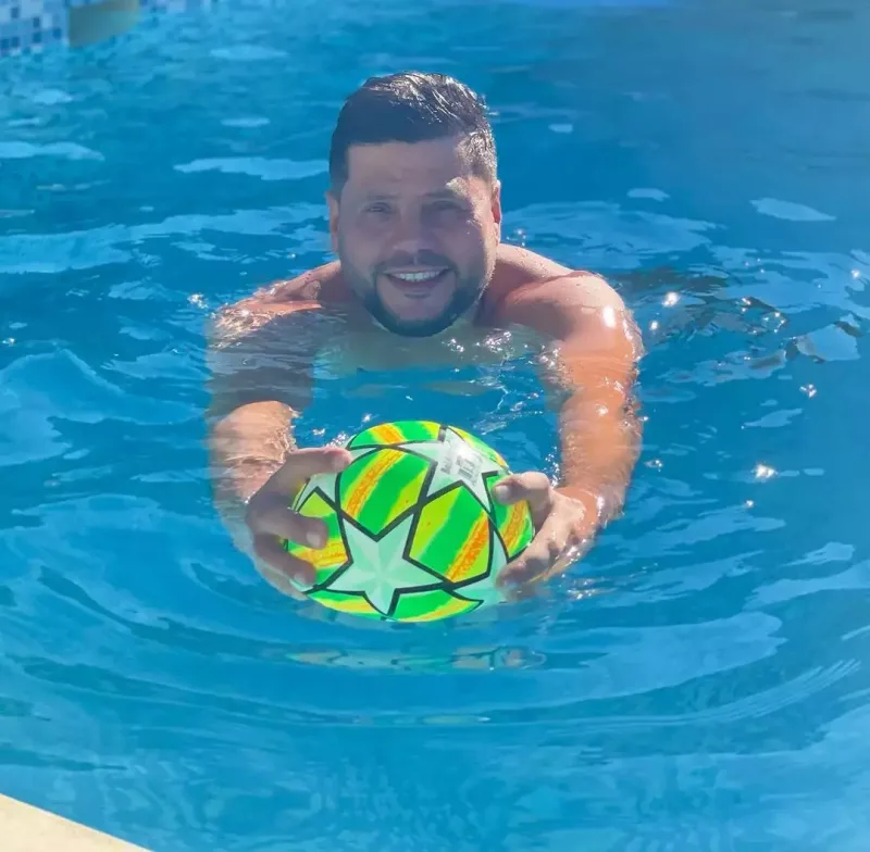 Zaur hovuzdan fotolarını paylaşdı