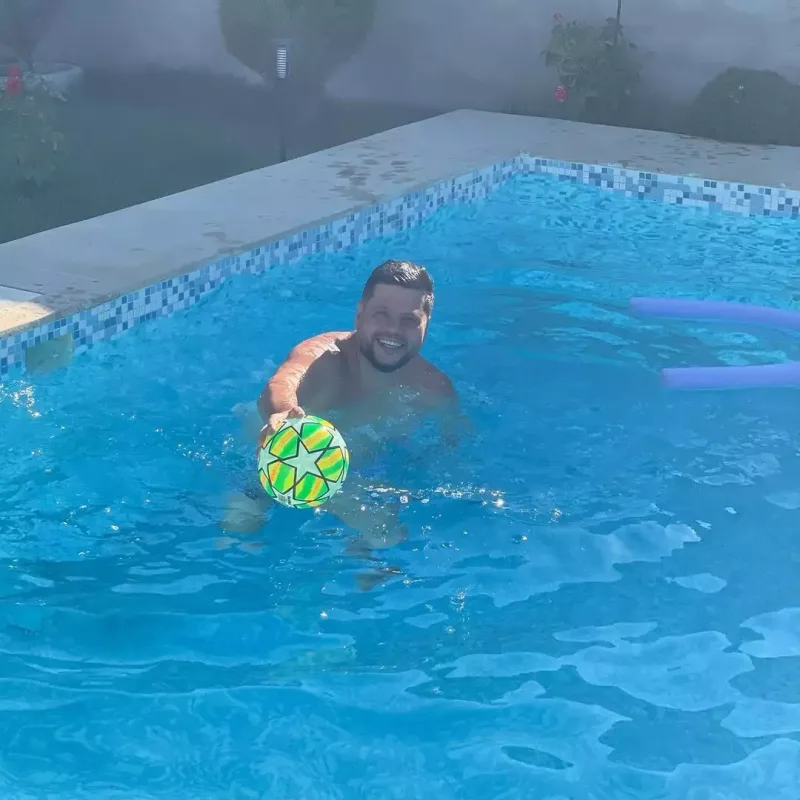 Zaur hovuzdan fotolarını paylaşdı