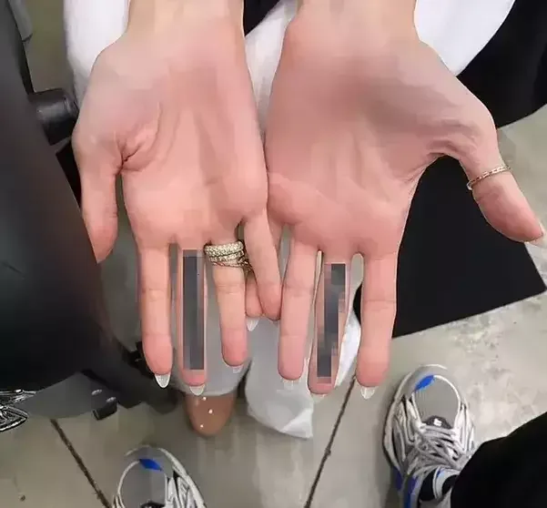 Coli Bredə döymə həsr edib? Orta barmağına...