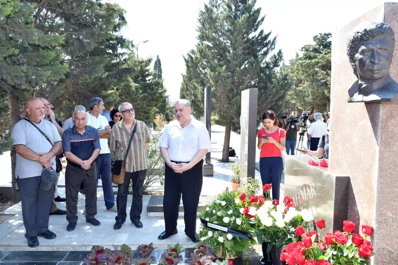 Xalq artisti Şahmar Ələkbərovun doğum günündə xatirəsi yad olundu