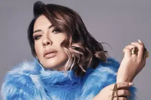 Sevgilisi ilə yaxtada dodaq-dodağa