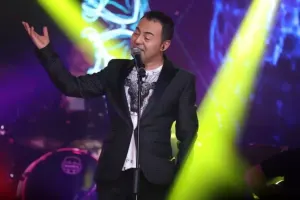 Səhnə ilə vidalaşır! Kəndə köçəcək, namaza başlayacaq