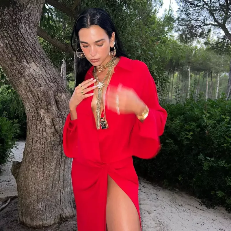 Ad günündə sevgilisinin qucağında poz verdi