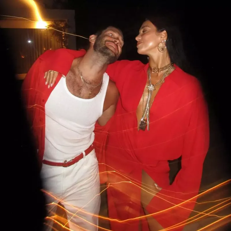 Ad günündə sevgilisinin qucağında poz verdi