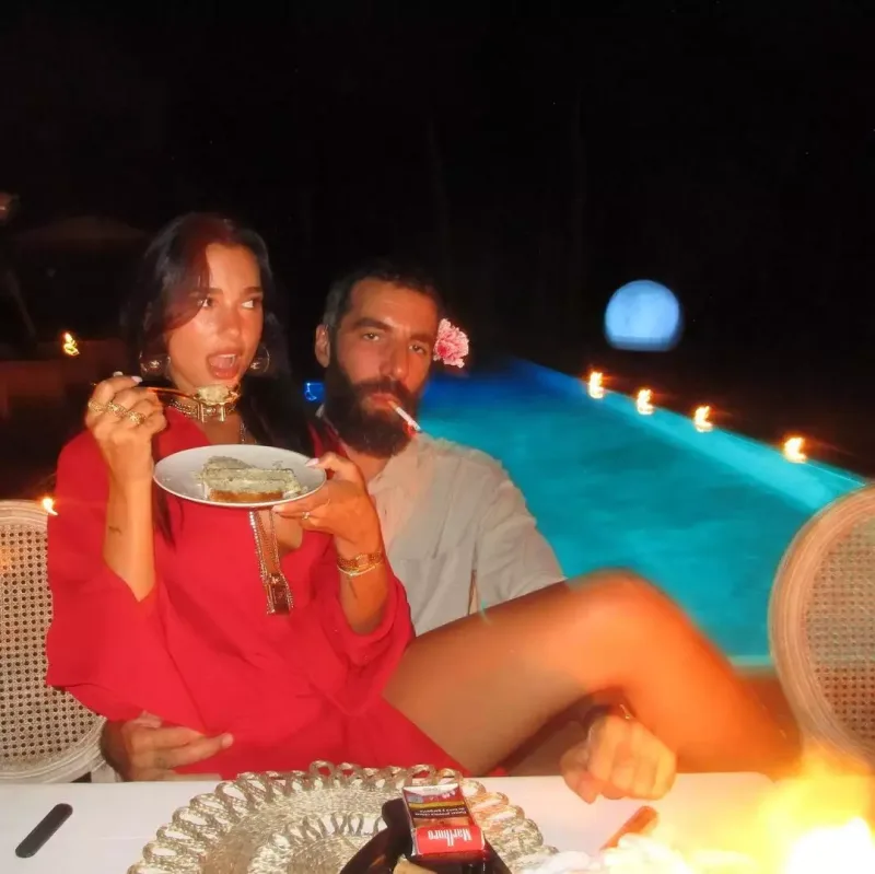 Ad günündə sevgilisinin qucağında poz verdi