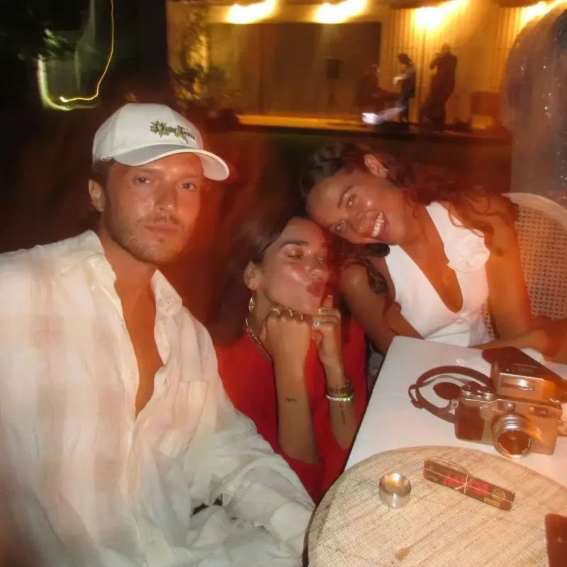 Ad günündə sevgilisinin qucağında poz verdi