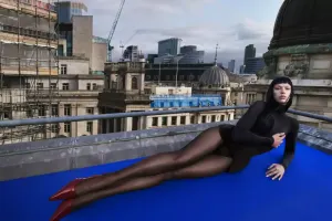 "Vogue" üçün soyunub kamera qarşısına keçdi