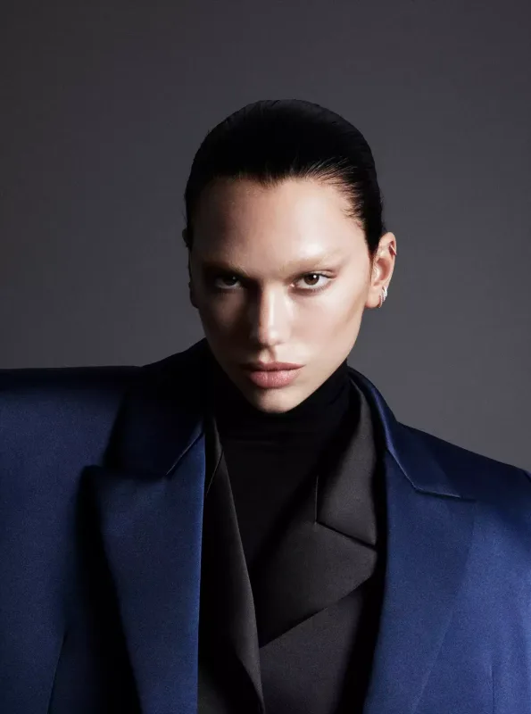 "Vogue" üçün soyunub kamera qarşısına keçdi