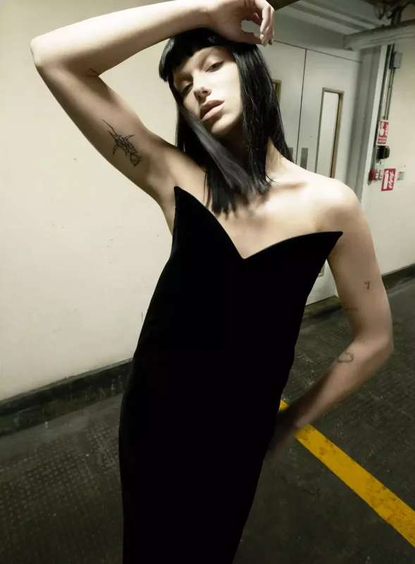 "Vogue" üçün soyunub kamera qarşısına keçdi