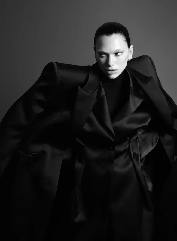 "Vogue" üçün soyunub kamera qarşısına keçdi