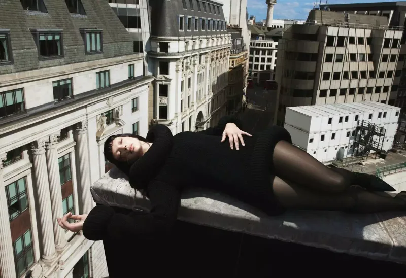 "Vogue" üçün soyunub kamera qarşısına keçdi