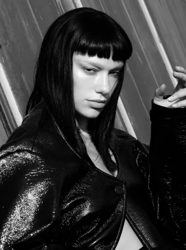 "Vogue" üçün soyunub kamera qarşısına keçdi