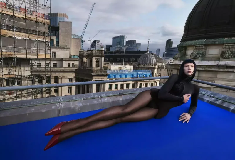 "Vogue" üçün soyunub kamera qarşısına keçdi