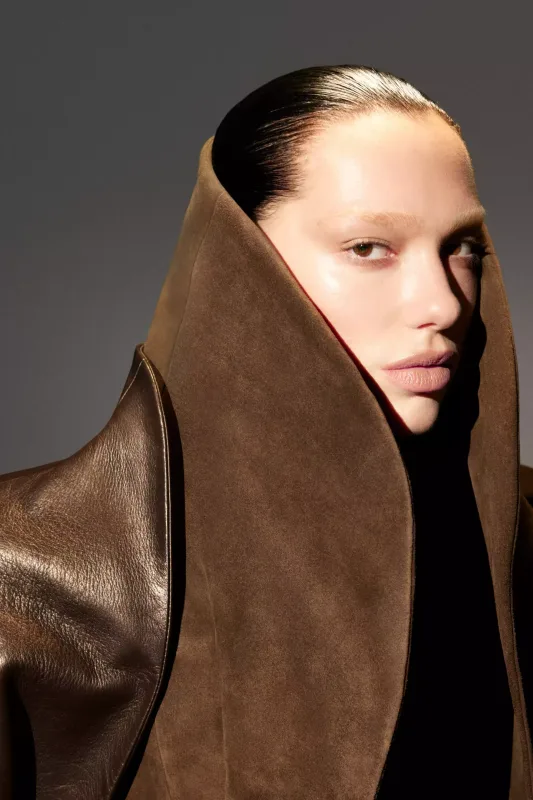 "Vogue" üçün soyunub kamera qarşısına keçdi