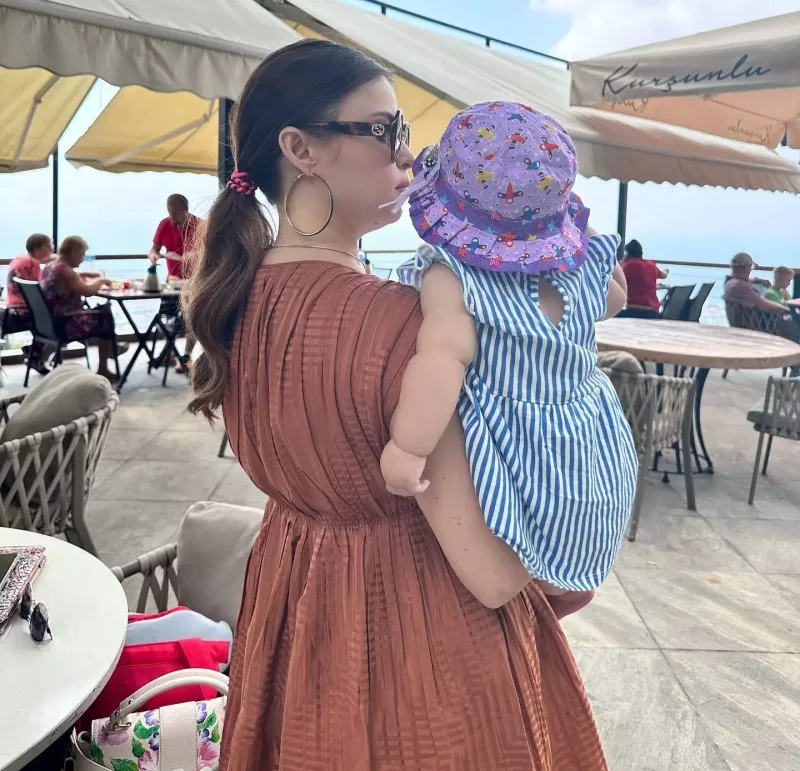 Sevda qızı ilə istirahətdə