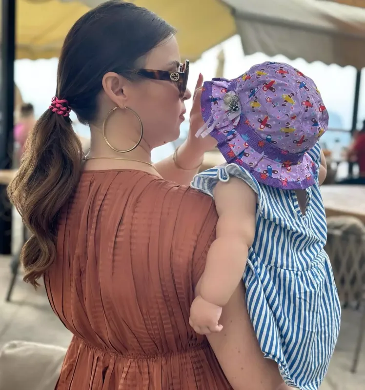 Sevda qızı ilə istirahətdə