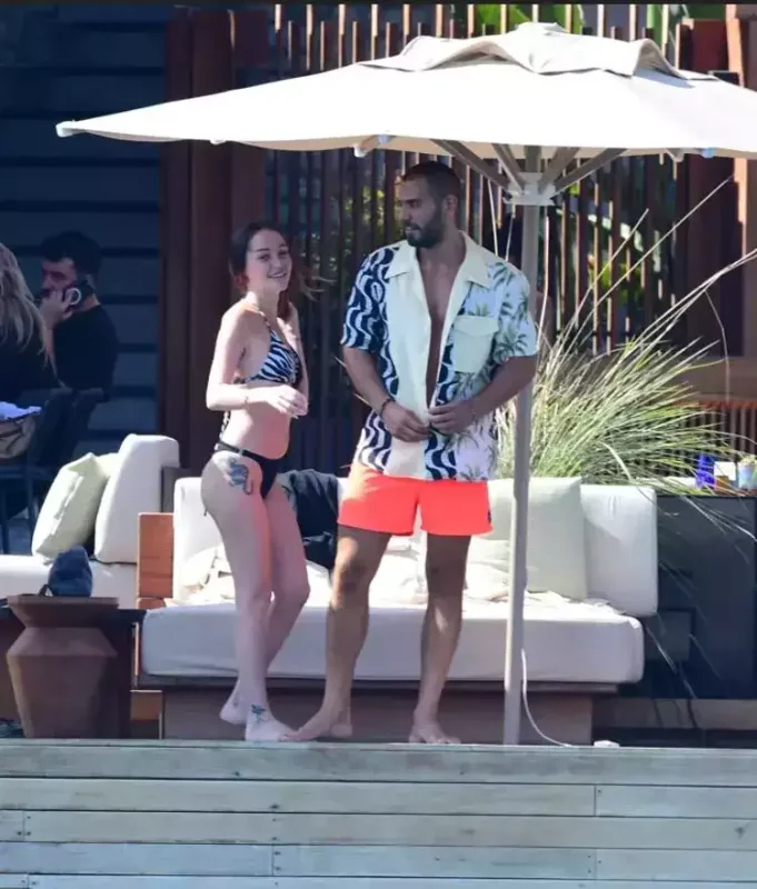 "Camdaki Kız"-ın aktrisası sevgilisi ilə çimərlikdə