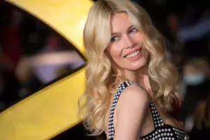 53 yaşını çimərlik geyimində qeyd etdi