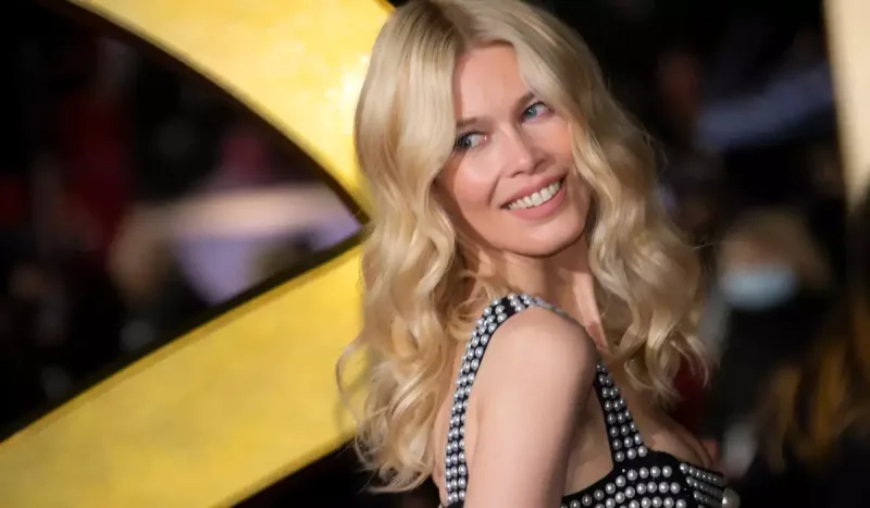 53 yaşını çimərlik geyimində qeyd etdi