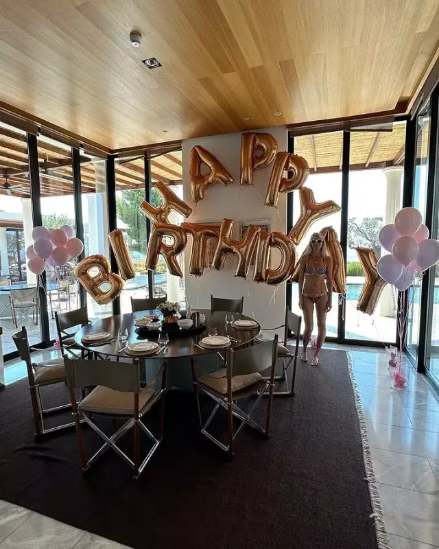 53 yaşını çimərlik geyimində qeyd etdi