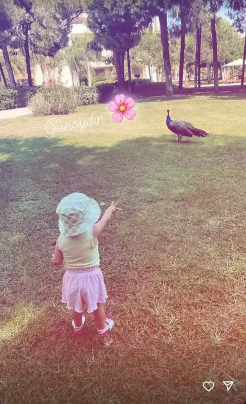 Məşhur aktrisa ilk dəfə qızının fotosunu paylaşdı