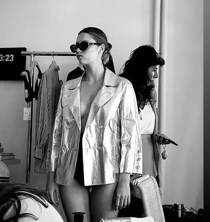 Çılpaq bədənə gödəkçə geyindi, fotosunu paylaşdı