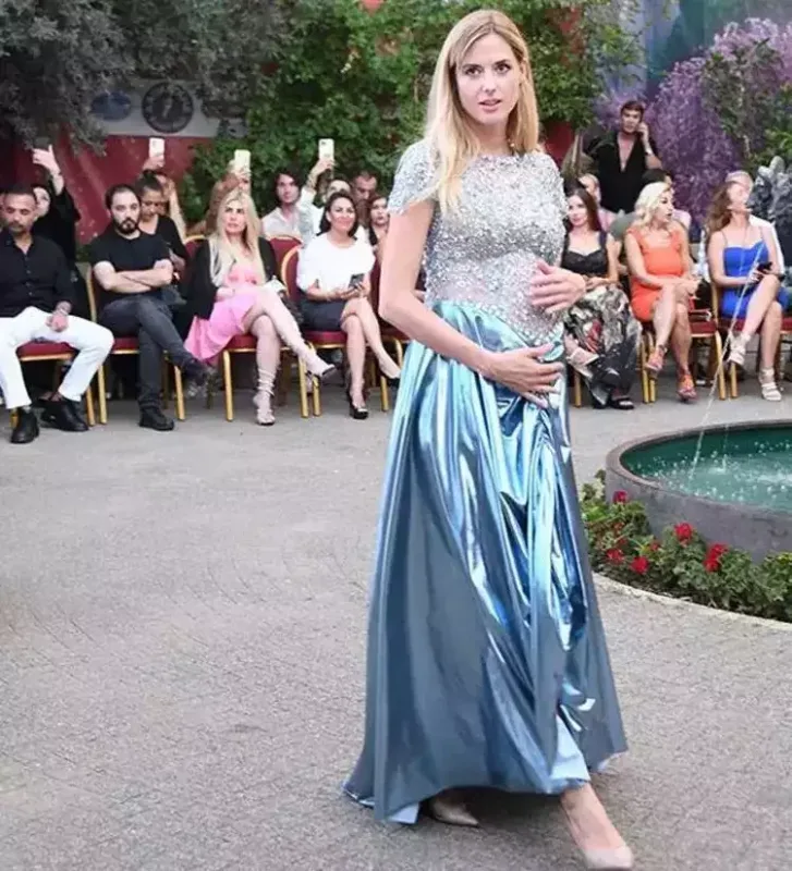8 aylıq hamilə olan aktrisa podiuma çıxdı