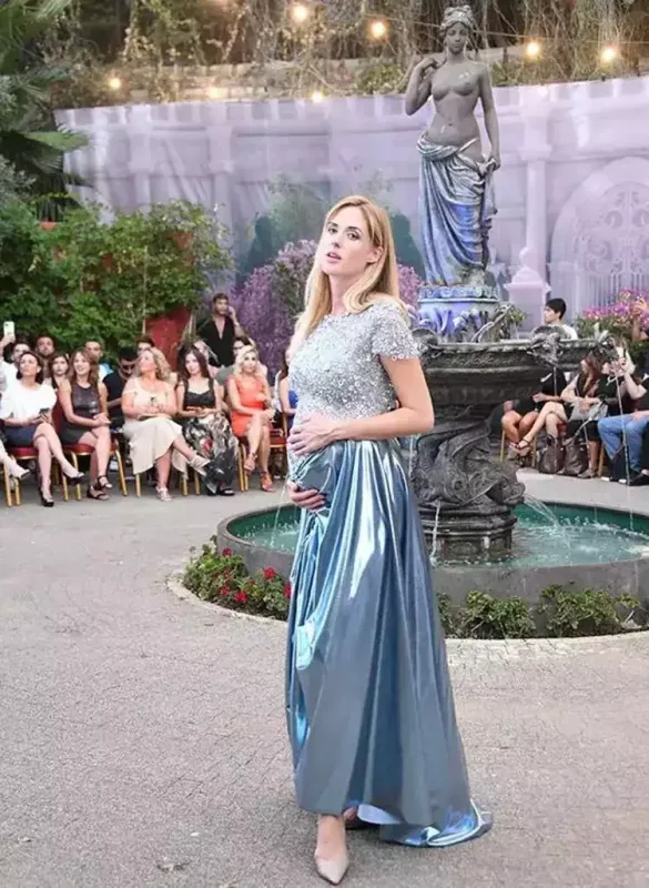 8 aylıq hamilə olan aktrisa podiuma çıxdı