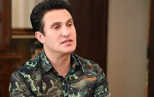 "Biznes klassda yox, adi salonda..."