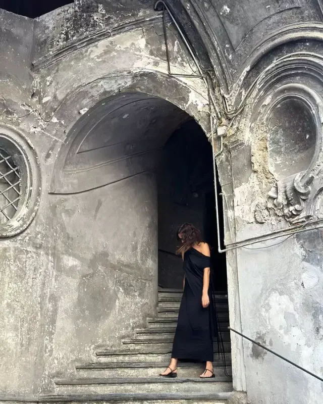 Otel otağında transparan libasda fotosunu paylaşdı