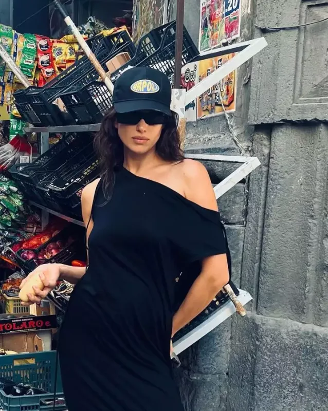 Otel otağında transparan libasda fotosunu paylaşdı