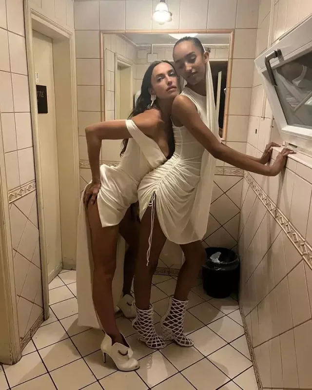 Otel otağında transparan libasda fotosunu paylaşdı