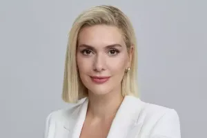 Ağ bikinisi ilə hovuz kənarında