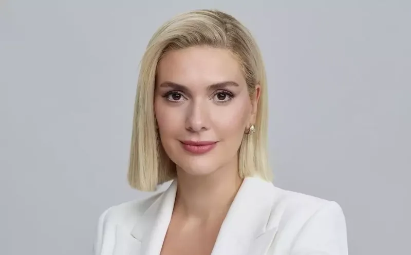 Ağ bikinisi ilə hovuz kənarında