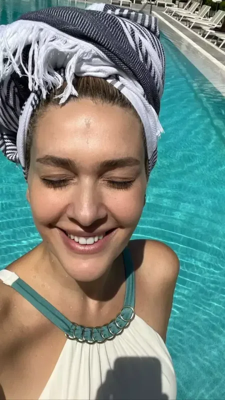 Ağ bikinisi ilə hovuz kənarında