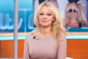 56 yaşlı aktrisa makiyajsız  kamera qarşısında