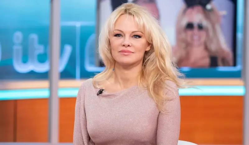 56 yaşlı aktrisa makiyajsız  kamera qarşısında