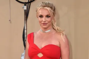 Bu dəfə çılpaq ata mindi