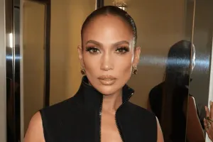 54 yaşlı Cennifer Lopez alt paltarı reklamında